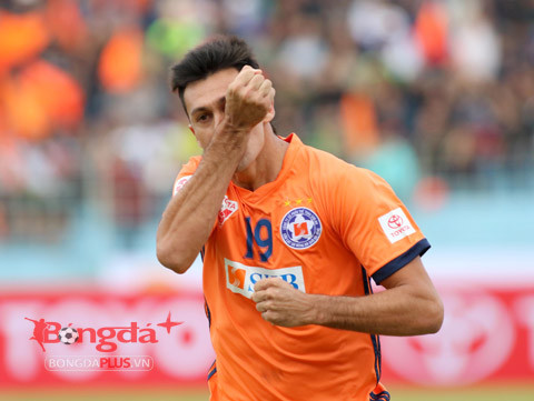 Gaston Merlo là niềm tự hào của bóng đá Đà Nẵng. Cầu thủ ngoại bình này gia nhập V.League năm 2009 và liên tục công hiến những bàn thắng giúp đội bóng sông Hàn lên ngôi vương tại V.League năm 2009 và 2012.