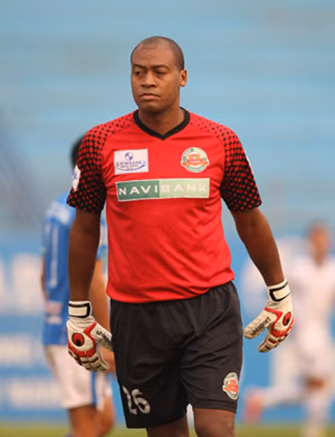 Phan Văn Santos, cầu thủ nhập tịch đầu tiên có vinh dự khoác áo ĐTQG Việt Nam. Khi mà V.League thời điểm đó chuộng các tiền đạo, trung vệ ngoại hơn thì việc Santos tạo được tên tuổi ở vị trí thủ môn là điều tương đối hiếm hoi. Việc được nhập tịch càng cho thấy, BLĐ ĐTLA đánh giá cao thủ môn gốc Brazil ấy đến thế nào.