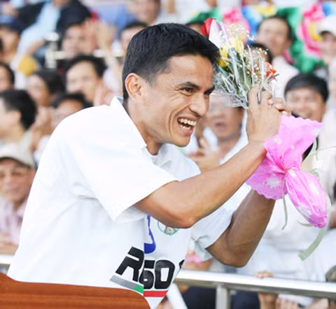 Kiatisuk tới HA.GL năm 2003 là thương vụ bom tấn đánh dấu bước chuyển mình của TTCN tại V.League. Thời đó, việc "Zico Thái" đến Việt Nam là một cú sốc với bóng đá Đông Nam Á nói riêng cũng như túc cầu châu Á nói chung. Ngay trong mùa bóng đầu tiên, Kiatisuk đã góp công lớn giúp đội bóng của bầu Đức vô địch V.League và tiếp tục bảo vệ thành công ngôi vương trong năm tiếp theo, cùng với đó là 2 danh hiệu Siêu cúp QG các năm 2003 và 2004.