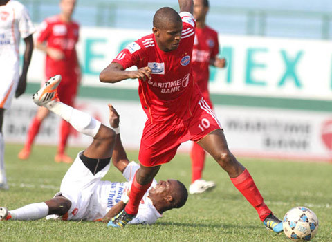 Philani Bhekizizwe Lancelot là cầu thủ ngoại gắn bó với B.Bình Dương trong 10 mùa giải. Sở hữu kèo trái cực dị và chiếc áo số 10, Philani là nhạc trưởng, là linh hồn trong lối chơi của đội nhà, giúp "Chelsea Việt Nam" giành 2 chức vô địch V.League, 2 lần Á quân V.League, 1 lần Á quân Cúp QG, 2 Siêu cúp QG cùng 1 lần lọt vào tới bán kết AFC Cup.