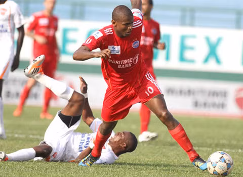 Philani Bhekizizwe Lancelot là cầu thủ ngoại gắn bó với B.Bình Dương trong 10 mùa giải. Sở hữu kèo trái cực dị và chiếc áo số 10, Philani là nhạc trưởng, là linh hồn trong lối chơi của đội nhà, giúp "Chelsea Việt Nam" giành 2 chức vô địch V.League, 2 lần Á quân V.League, 1 lần Á quân Cúp QG, 2 Siêu cúp QG cùng 1 lần lọt vào tới bán kết AFC Cup.