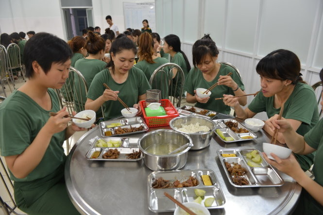 Cuộc sống bên trong của các cô gái có nhiều áp lực không thua kém gì so với các bạn tân binh nam. Lịch học dày đặc với tần suất luyện tập cao.