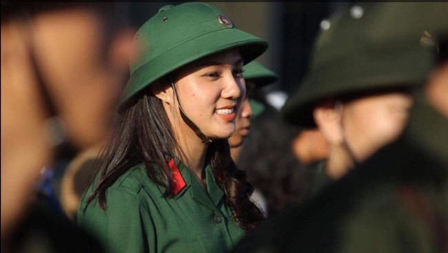 Nụ cười tươi rói của nữ tân binh trong ngày giao quân.