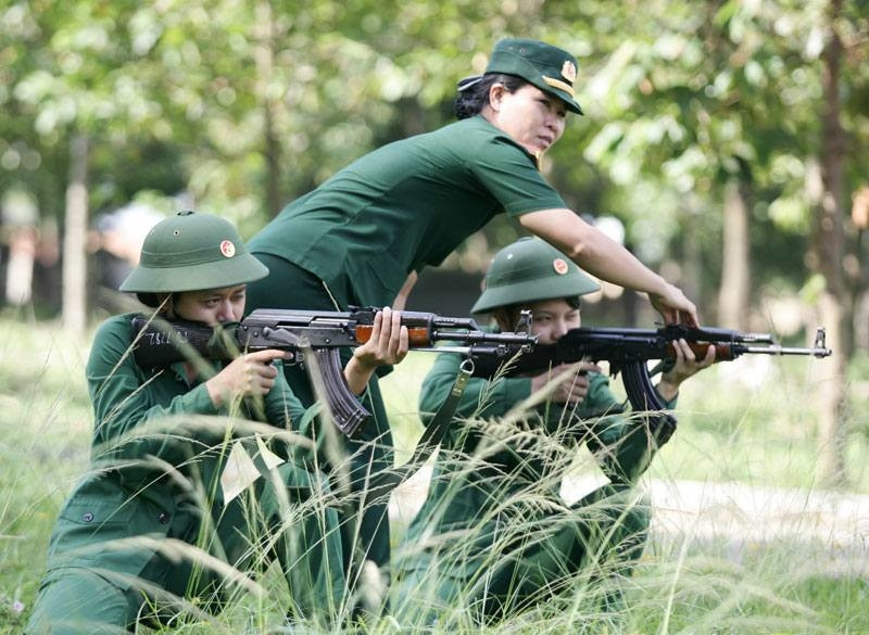 Tuy phải xa gia đình, tập luyện dưới cái nắng và bụi bặm, nhưng các cô gái ở đây đều phải mạnh mẽ cố gắng vượt qua.