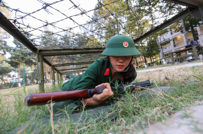 Những giờ trên thao trường của quân đội tập luyện mồ hôi mướt mải của các nữ tân binh.