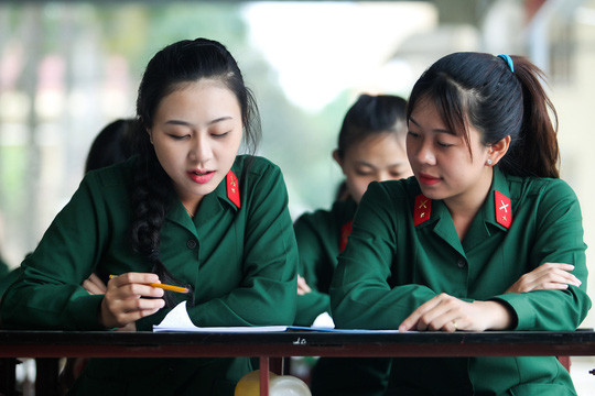 Ngoài ra, đi nghĩa vụ cũng có những niềm vui riêng. Nhiều bạn nữ từng đi đã chia sẻ rằng tưởng sinh nhật sẽ buồn vì không có gia đình, bạn bè, nhưng hóa ra lại là sinh nhật nhớ nhất khi được đơn vị, đồng đội tổ chức sinh nhật tập thể.