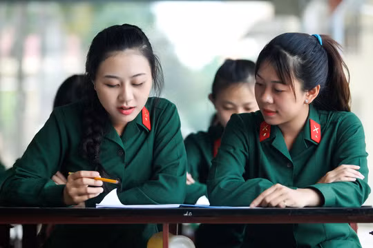 Ngoài ra, đi nghĩa vụ cũng có những niềm vui riêng. Nhiều bạn nữ từng đi đã chia sẻ rằng tưởng sinh nhật sẽ buồn vì không có gia đình, bạn bè, nhưng hóa ra lại là sinh nhật nhớ nhất khi được đơn vị, đồng đội tổ chức sinh nhật tập thể.