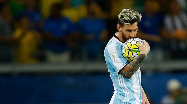 Những ngày đầu sự nghiệp Messi gặp không ít khó khăn bởi vừa phải luyện bóng vừa chữa bệnh thiếu hooc-môn tăng trưởng.