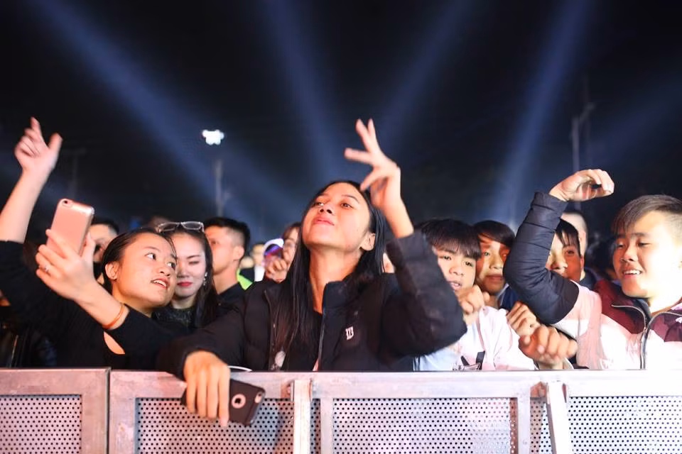 Háo hức cho sự kiện chào đón năm mới này, trên các fanpage dành cho người Nghệ An, các admin đã liên tục cập nhật những hình ảnh mới nhất từ việc lắp đặt sân khấu, ánh sáng hay dàn loa khủng để phục vụ sự kiện.