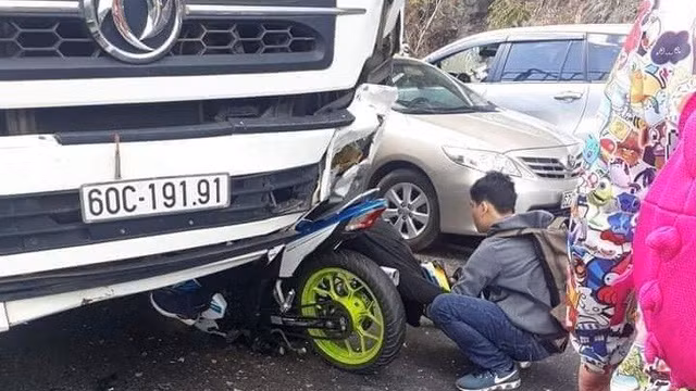 Vụ tai nạn xảy ra vào lúc 14h15 phút, khi một đoàn phượt thủ chạy xe mô tô đang đổ đèo Bảo Lộc theo hướng Đà Lạt – TPHCM. Khi đi đến đoạn gần cuối đèo. Nam phượt thủ có tên T.M.C điều khiển với tốc độ cao, lấn sang phần đường bên trái, tông vào xe tải và tử vong ngay tại chỗ.