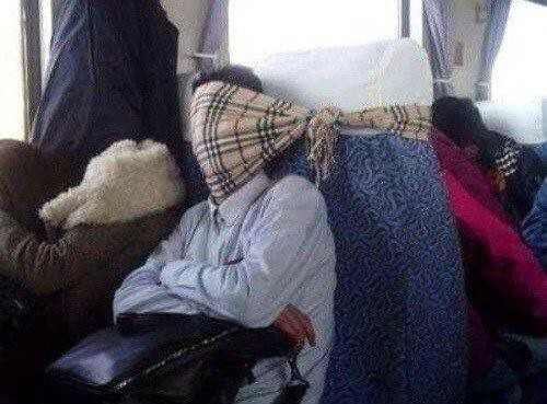 Bịt mặt để tránh mùi ô tô là phương thức nhiều người lựa chọn để chống say xe.