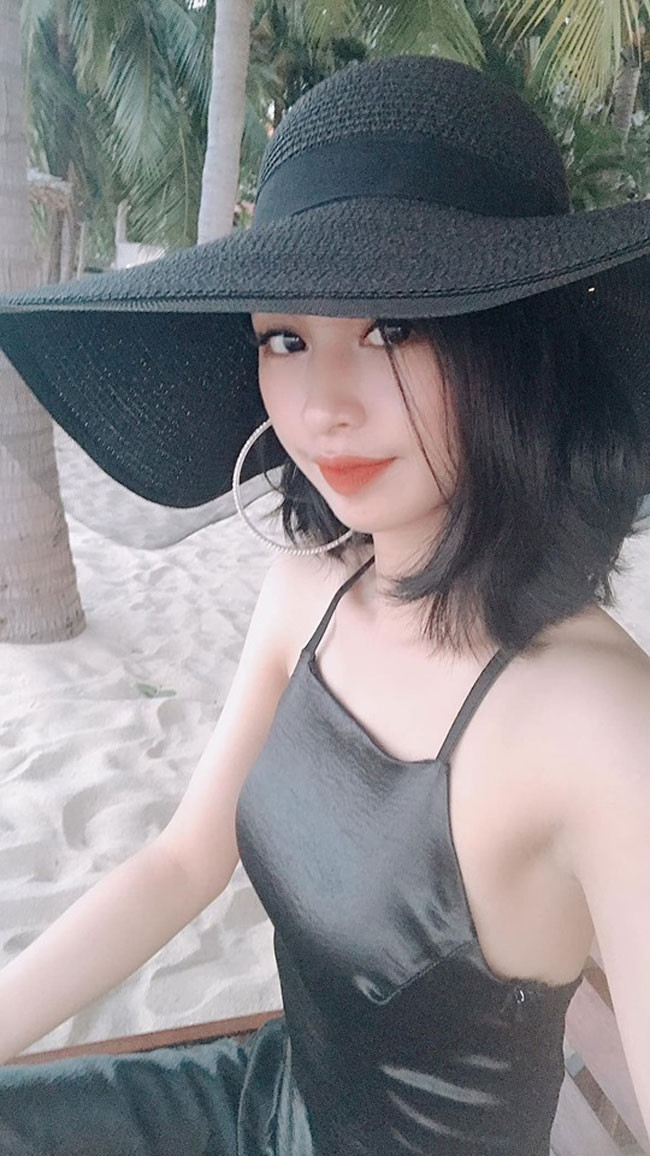 Vì thấy Hà Nội về đêm đẹp lung linh nên cô cùng bạn thực hiện một bộ ảnh ngẫu hứng. "Không ngờ, ai đó đã lấy đúng bức ảnh mình đứng cạnh tấm biển Trần Duy Hưng đăng lên mạng, để giờ mình nổi tiếng bất đắc dĩ như thế".