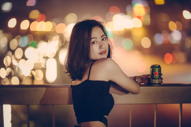 Ngay sau khi được chú ý, cô nàng này được dân mạng đặt cho cô biệt danh là "hot girl phố Trần Duy Hưng".