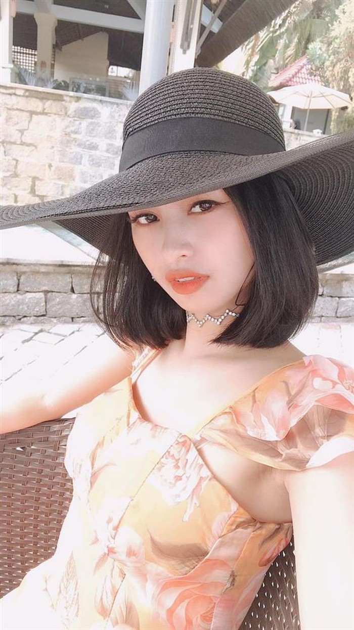 Lưu Chinh hiện là nhân viên văn phòng kiêm bán hàng online. Sở hữu ngoại hình nổi bật, cô nàng cũng làm mẫu ảnh quảng cáo cho một số shop thời trang.