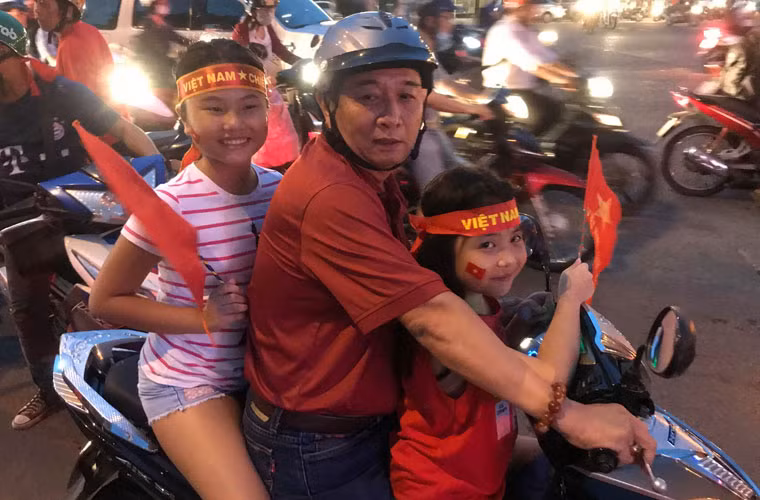 Biết ra đường lúc này là đông đúc, tắc nghẽn thế nhưng ai ai cũng muốn hòa vào không khí ăn mừng chiến thắng lịch sử của U23 Việt Nam.