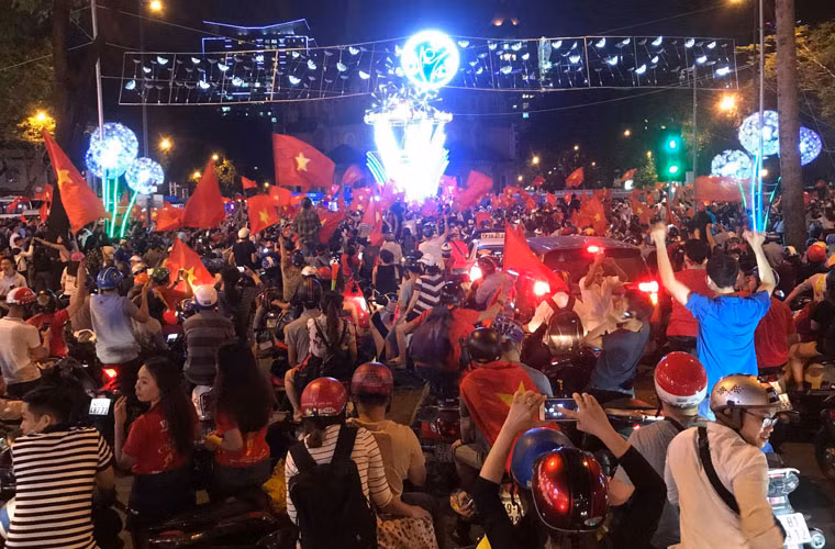 Người dân TPHCM tập trung về khu vực trung tâm ăn mừng.