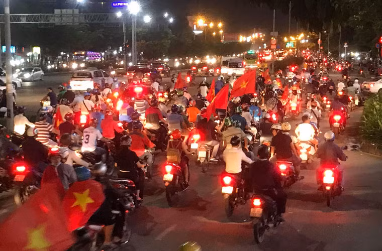 Cờ đảo rợp các con phố.