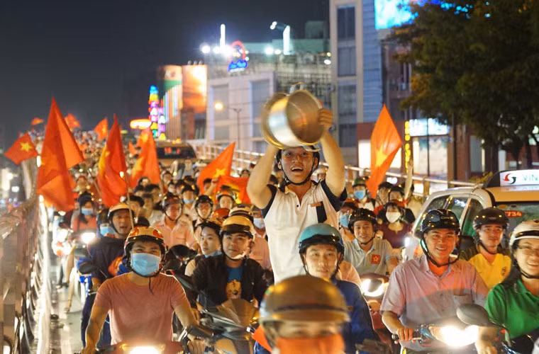 Hòa chung không khí với Thủ đô, tại thành phố mang tên Bác cũng sôi nổi không kém. Dù tắc đường kéo dài nhưng có lẽ hiếm khi mặt ai cũng tươi cười hớn hở như vậy.