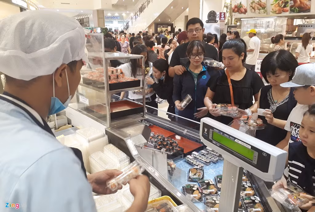 Việc lựa chọn món ăn ưa thích khá nhanh nhưng khách hàng phải chờ hàng chục phút để tính tiền.