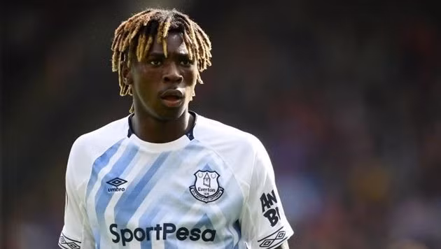 Theo Corriere della Sera, ban lãnh đạo AC Milan đã cảm thấy không quá hứng thú với Moise Kean và không có chuyện họ sẽ đưa anh về San Siro. Các Milanista có thể dễ dàng hiểu được quyết định này bởi AC Milan đang có quá nhiều cầu thủ trẻ và họ cần ưu tiên chiêu mộ những gương mặt giàu kinh nghiệm.