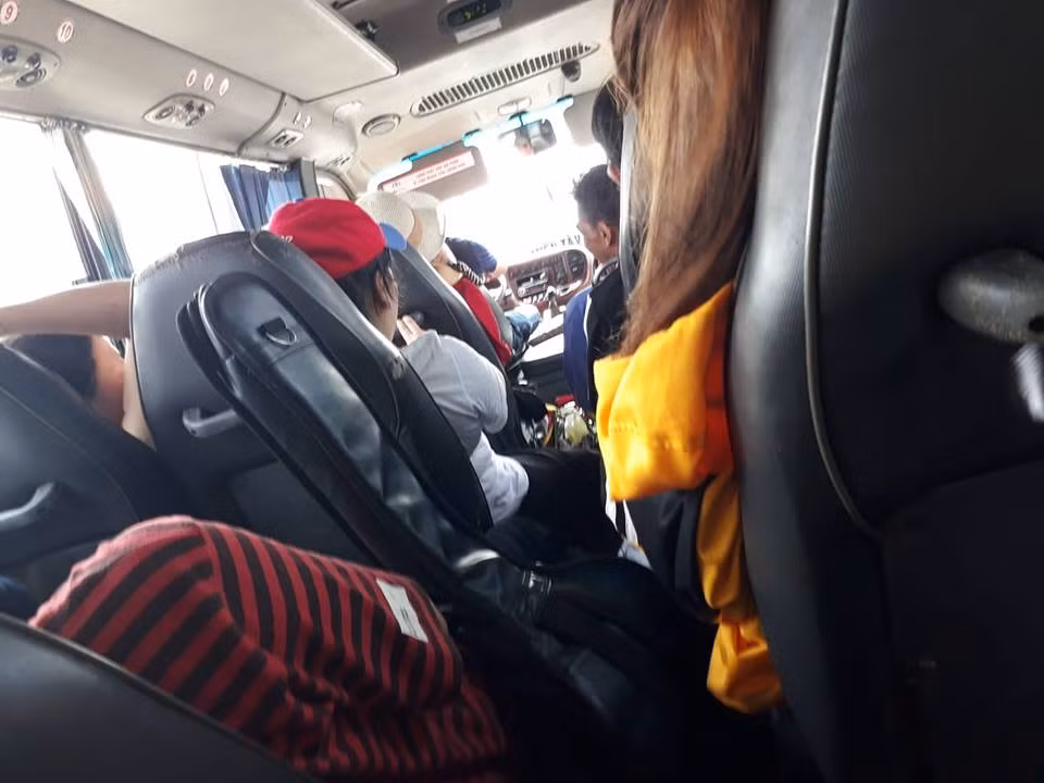 Những chuyến xe đông nghẹt khách là đặc sản của đợt nghỉ 30/4 - 1/5.