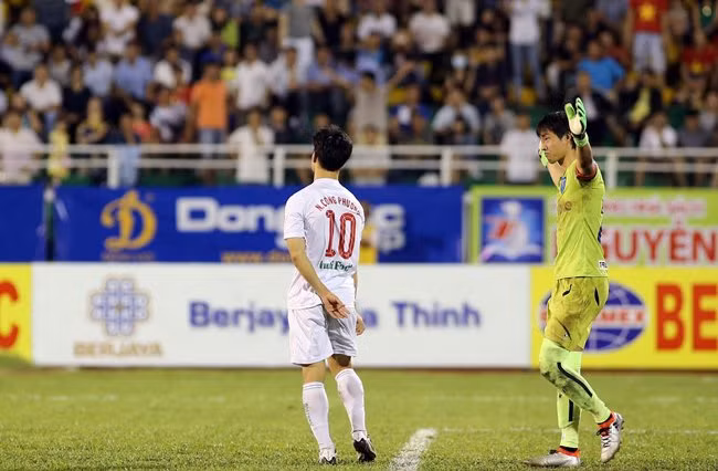 Cú sút kiểu Panenka của Nguyễn Công Phượng dù khiến thủ môn của U21 Yokohama bị lỡ đà và đổ người sang phải nhưng vẫn kịp với tay ngăn cản do tốc độ bay của trái bóng là quá chậm.