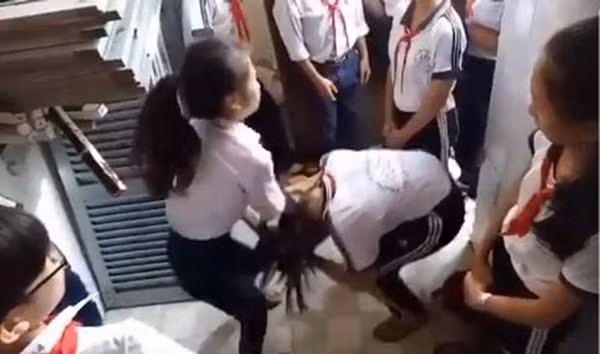 Đoạn clip các nữ sinh đánh nhau có độ dài hơn 3 phút ghi lại hình ảnh 3 học sinh nữ đứng xếp hàng bị 2 học sinh nữ khác đánh liên tục vào vùng đầu, mặt kèm theo đó là những lời chửi rủa rất thô tục. Điều đáng nói là sự việc trên có sự chứng kiến của nhiều học sinh khác nhưng không ai vào can ngăn, thậm chí có bạn còn cổ vũ.