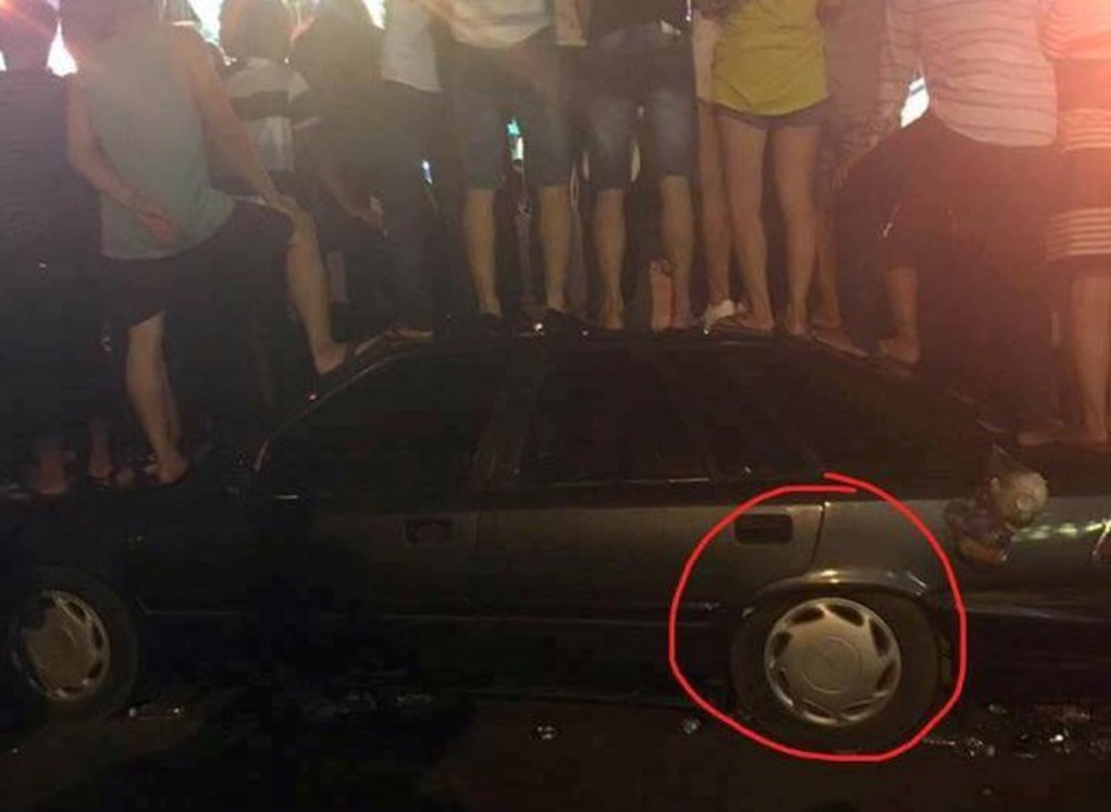 Hàng chục người đã vô tâm dẫm đạp lên chiếc ô tô của BTC đỗ gần khu vực diễn ra sự kiện khiến nó bị bẹp dúm và hỏng hóc nặng nề về phần ngoại hình.