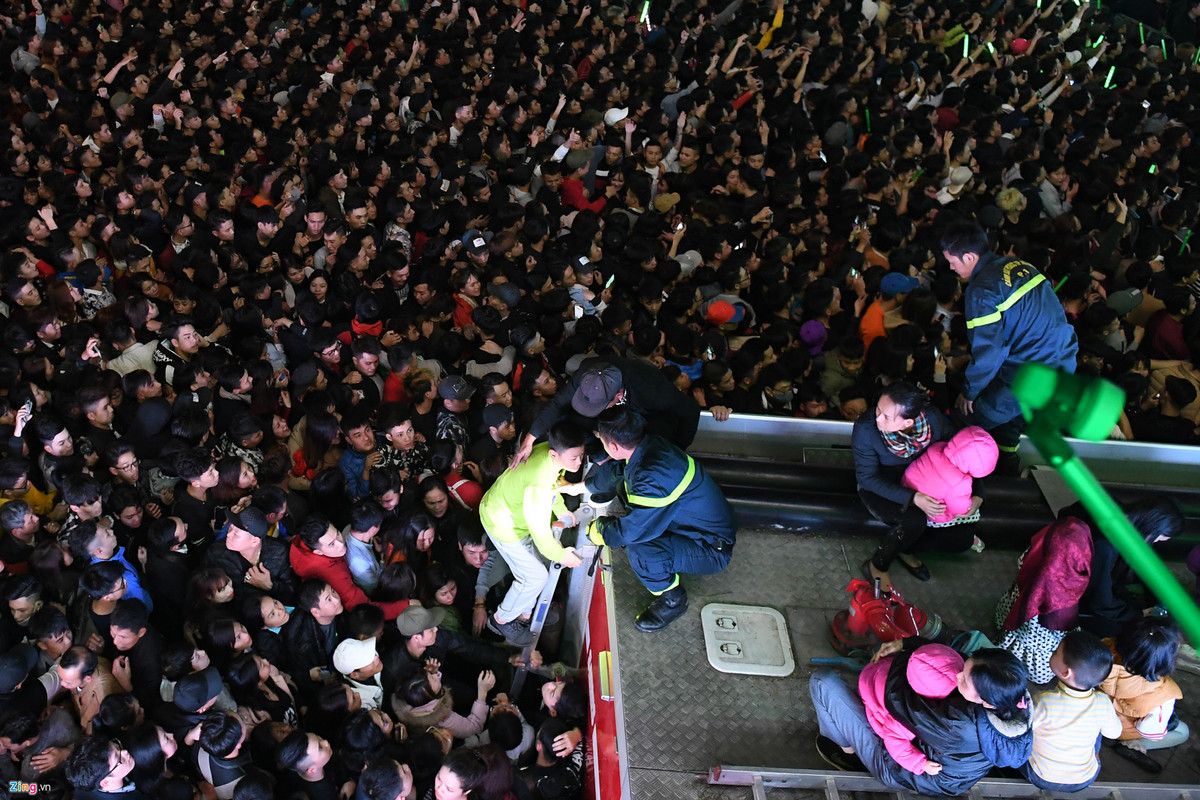 Chen lấn xô đẩy dường như là đặc sản của các đại hội âm nhạc điện tử ở Việt Nam.