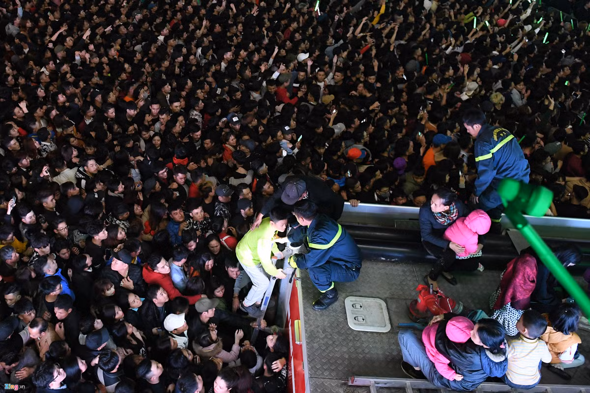 Chen lấn xô đẩy dường như là đặc sản của các đại hội âm nhạc điện tử ở Việt Nam.