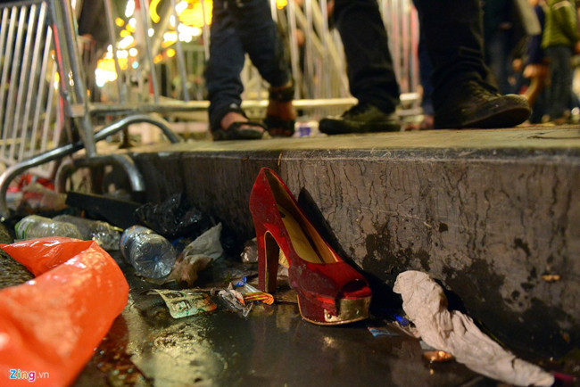 Sau mỗi lễ hội âm nhạc điện tử thì hiện trường là rác thải tràn ngập.