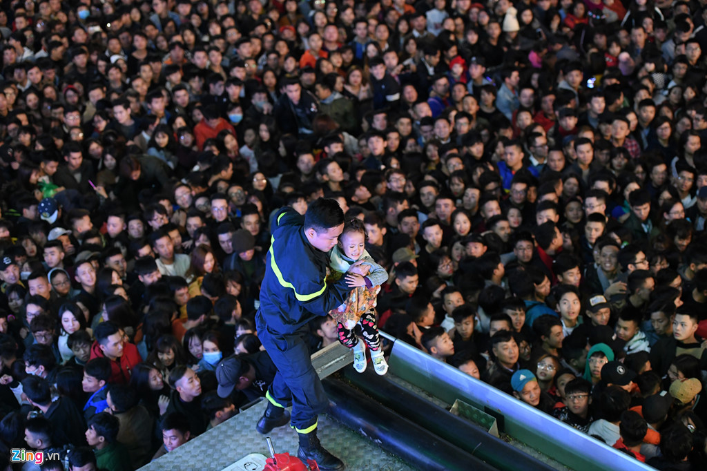 Rất nhiều trường hợp các nhân viên phải "cứu" người già, trẻ nhỏ ra khỏi đám đông đang chen lấn xô đẩy tại các đại nhạc hội.