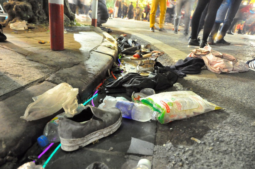 Không thiếu những vật dụng cá nhân như áo, guốc, dép, vỏ chai, lọ là sản phẩm bị bỏ lại sau những cuộc "bay mất xác".