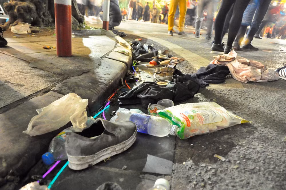 Không thiếu những vật dụng cá nhân như áo, guốc, dép, vỏ chai, lọ là sản phẩm bị bỏ lại sau những cuộc "bay mất xác".