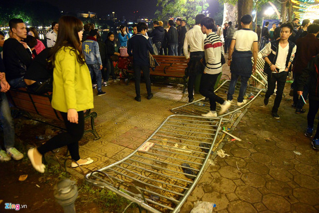 Hàng rào sắt ư! một khi đã bị kích thích bằng âm nhạc thì chúng trở nên vô cùng mỏng manh và dễ dàng bị người tham gia nhạc hội âm nhạc điện tử phá cong.