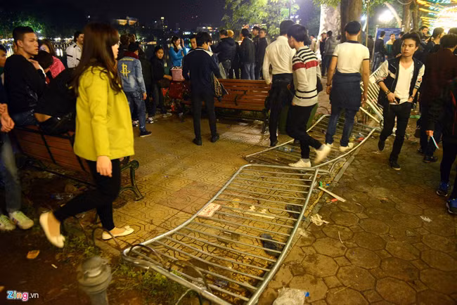 Hàng rào sắt ư! một khi đã bị kích thích bằng âm nhạc thì chúng trở nên vô cùng mỏng manh và dễ dàng bị người tham gia nhạc hội âm nhạc điện tử phá cong.