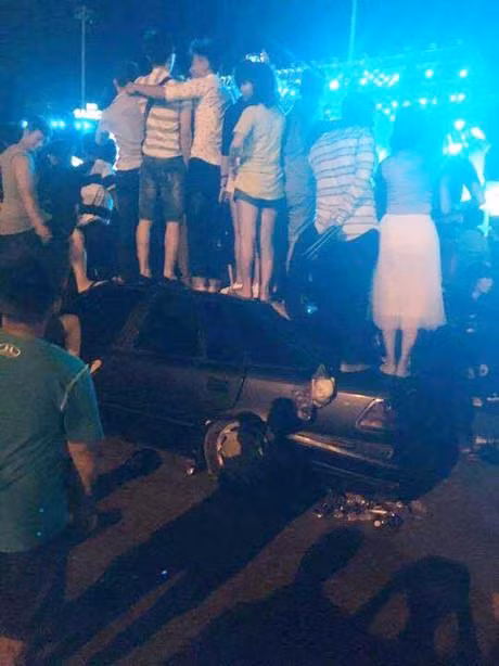 Để có vị trí tốt nhất khi tham gia lễ hội âm nhạc điện, nhiều người không ngần ngại chọn bất cứ địa điểm nào và hình ảnh được ghi lại tại một bữa tiệc âm nhạc điện tử tại Vũng Tàu cách đây chưa lâu.