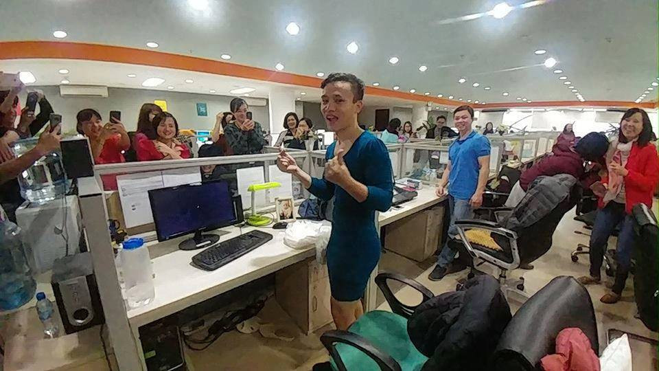 Để hòa nhịp sức nóng của mùa World Cup, nhiều anh em đã "liều mạng" đánh đổi cả danh dự của mình để lao vào các kèo cá độ như việc mặc váy đi làm.