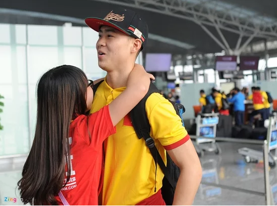 Duy Mạnh đã bất ngờ khi một fan nữ ôm chầm lấy mình và đội phó đội tuyển U23 Việt Nam đã cảm thấy vô cùng bất ngờ. Ảnh: Zing.vn