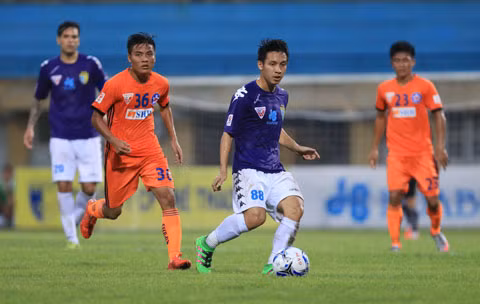 Đỗ Hùng Dũng đã có một năm 2016 thi đấu ấn tượng trong màu áo của CLB Hà Nội T&amp;T (tên mới là Hà Nội FC). Chàng tiền vệ sinh năm 1993 đã chiếm được niềm tin của HLV Chu Đình Nghiêm trong vai trò một mắt xích quan trọng đưa đội bóng Thủ đô tới chức vô địch V.League 2016. Ảnh: Thethaovietnam