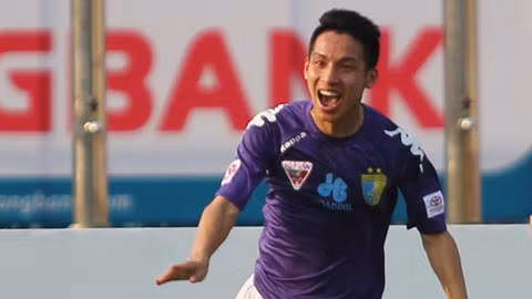 Sẽ không dễ để Hùng Dũng có thể thoải mái chiếm một suất đá chính trong mùa giải năm nay khi Hà Nội FC có sự phụng vụ của nhiều cầu thủ khác. Tuy nhiên, NHM kỳ vọng anh chàng tiền vệ tuổi Gà này sẽ đủ sức cạnh tranh với những đồng đội của mình. Ảnh: Fb Hanoi T&amp;T