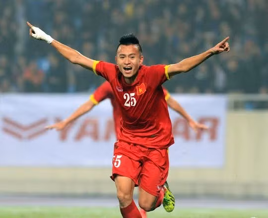 Võ Huy Toàn có lẽ là người mong muốn sang năm mới 2017 hơn bất kỳ ai. Bởi năm 2016 có vẻ đã quay lưng lại với cầu thủ người Đà Lạt này khi liên tiếp phải đối diện với những chấn thương khá nặng. Ảnh: Zing