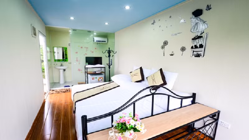 Những nhà container được đầy đủ tiện nghi chẳng kém gì những khách sạn 4 sao tại các khu du lịch gồm những tiện nghi căn bản như phòng ngủ, khu vệ sinh, wifi.