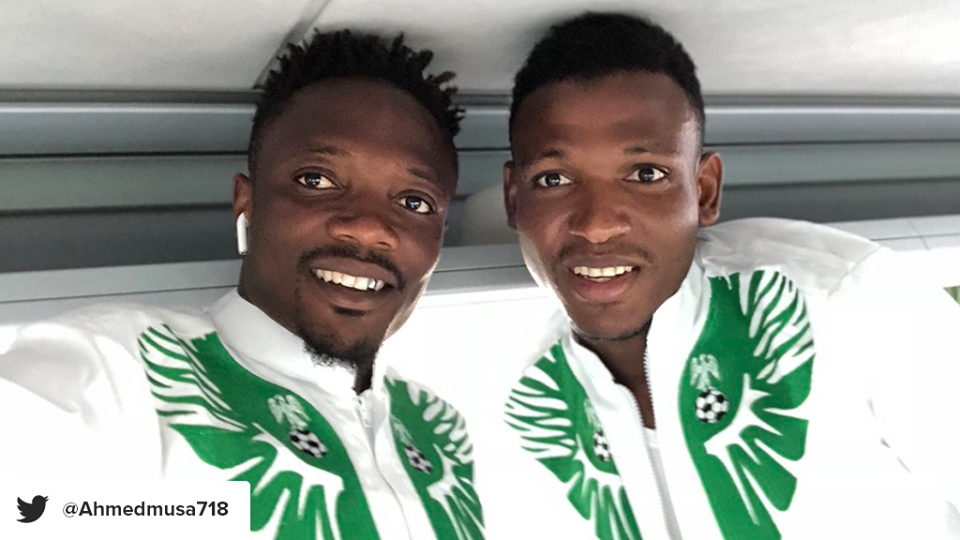 Nếu những đội tuyển khác diện vest lịch lãm hoặc mang đồ tập của đội tuyển quốc gia ra sân bay thì Nigeria đã xuất hiện ở Nga với một bộ đồng phục trắng từ đầu đến chân.