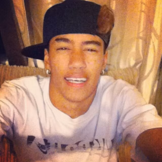 Sau đó, anh chàng này đã tự giới thiệu mình là cầu thủ Neymar Jr và xin phép được hôn các cô gái.