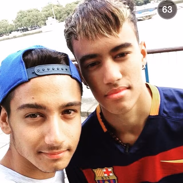 Anh chàng này đã đi dọc đường phố London (Anh) và “tận dụng” nét giống cầu thủ Neymar của mình để dụ dỗ hôn các cô gái trẻ, xinh đẹp.