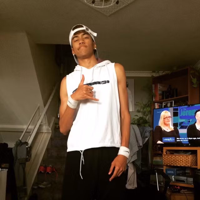 Trước đây, Ruben từng hóa trang thành cầu thủ người Italy đó là Mario Balotelli để đi xin hôn các cô gái.