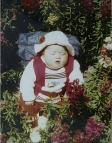 Trong bức ảnh ngày bé được dân mạng đăng tải có rất nhiều bức ảnh trong tư thế và biểu cảm vô cùng buồn cười.