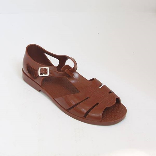 Một kiểu thiết kế nhưng hai số phận! Kẻ chễm trệ trong những cửa hiệu sang trọng lấp lánh ánh đèn, kẻ lại lẻ loi nơi quầy hàng góc chợ, ngày càng chẳng ai chuộng nữa vì đã có quá nhiều kiểu giày dép bắt mắt hơn.