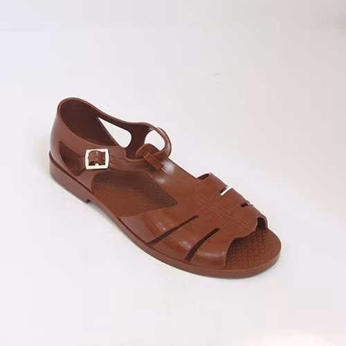 Một kiểu thiết kế nhưng hai số phận! Kẻ chễm trệ trong những cửa hiệu sang trọng lấp lánh ánh đèn, kẻ lại lẻ loi nơi quầy hàng góc chợ, ngày càng chẳng ai chuộng nữa vì đã có quá nhiều kiểu giày dép bắt mắt hơn.